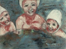 Das Bild zeigt drei Kinder mit weißen Badekappen im Wasser.