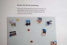 Auf einer weißen Wand steht: 