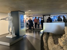 Eine Gruppe Menschen in einem Museum 