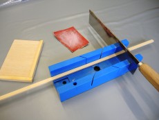 Werkzeug zum Zersägen eines Holztäfelchens