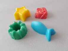 Kleine Seifenstücke in verschiedenen Formen und Farben