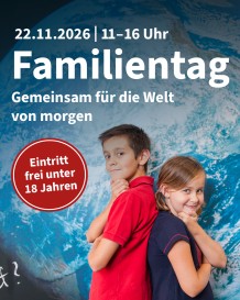 Veranstaltungsplakat für Familientag: Zwei Kinder stehen in Denkerpose Rücken an Rücken vor einer blauen Weltkugel.